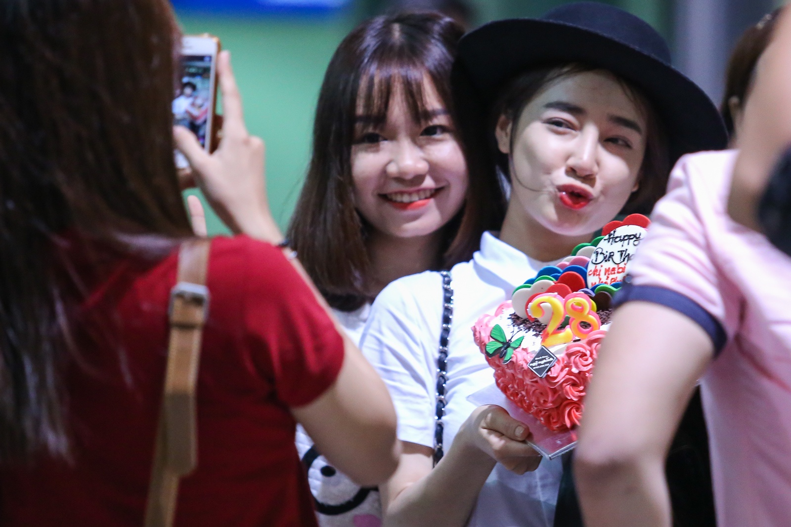 Truong Giang tien Nha Phuong o san bay anh 2