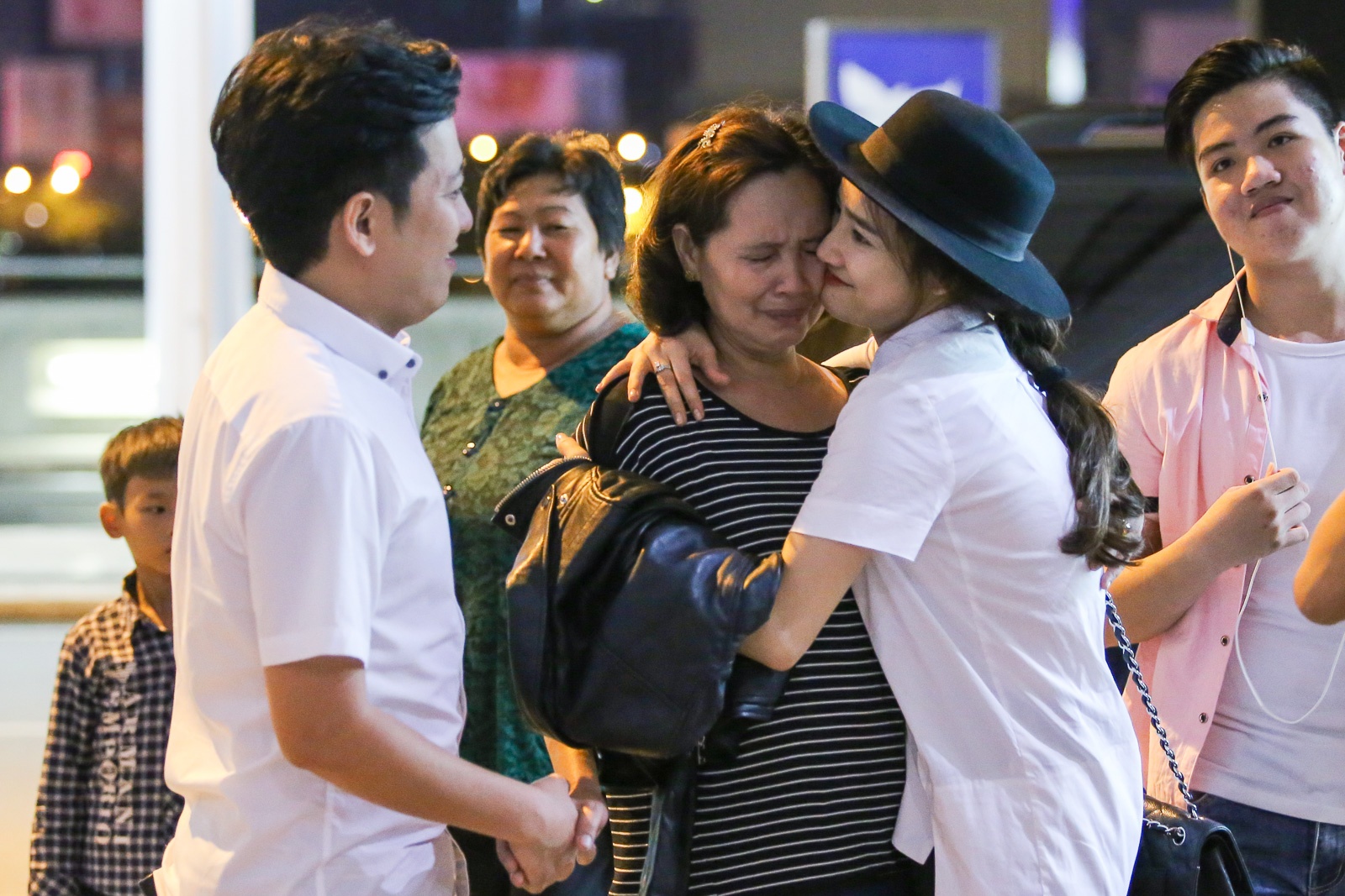 Truong Giang tien Nha Phuong o san bay anh 4