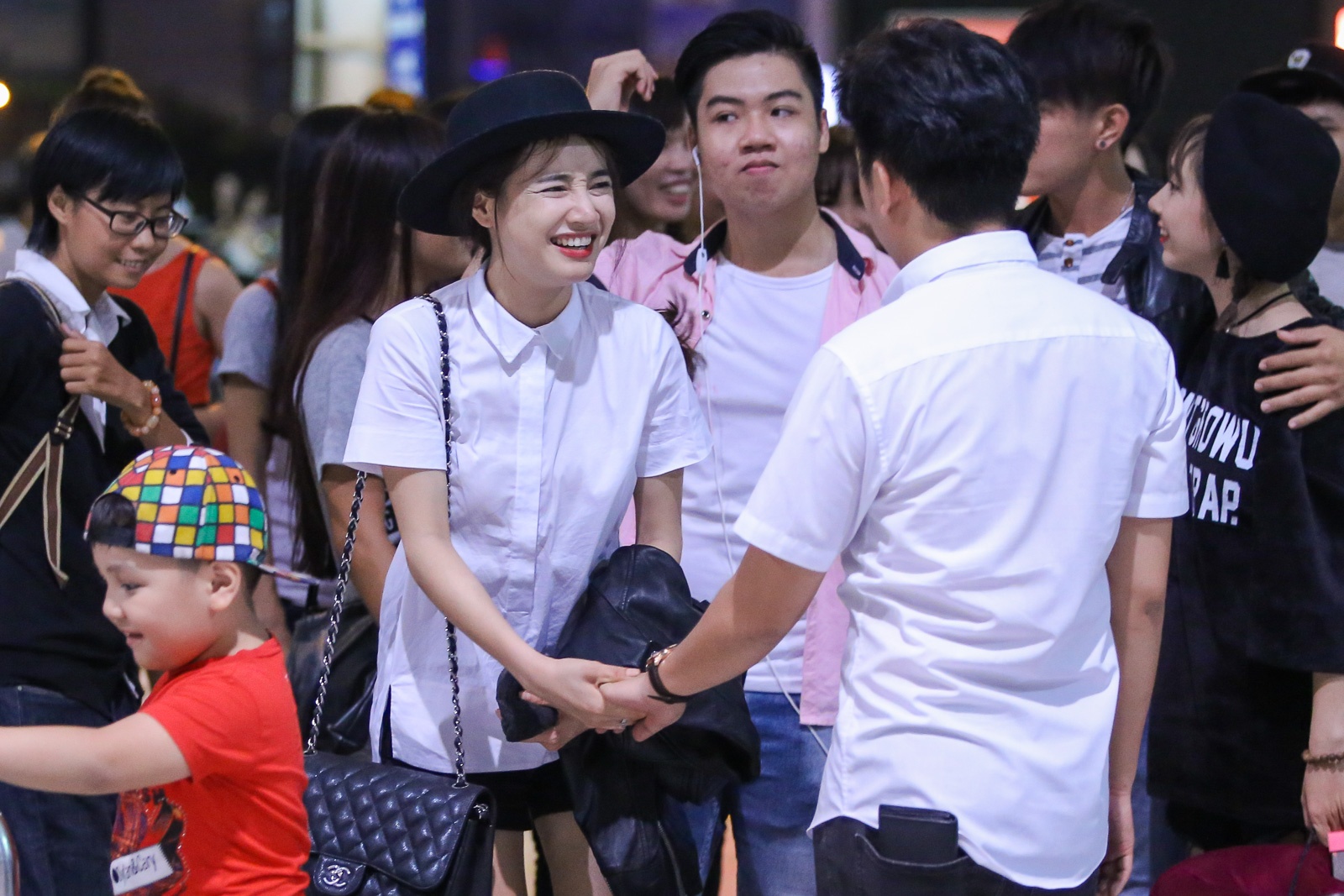 Truong Giang tien Nha Phuong o san bay anh 6