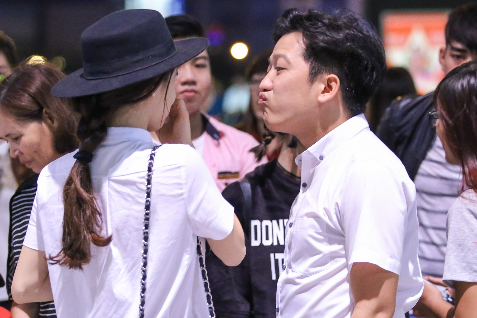 Truong Giang tien Nha Phuong o san bay anh 7