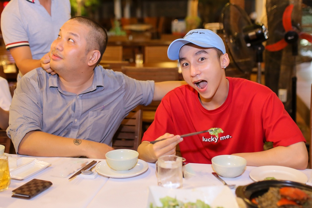 Son Tung M-TP di an khuya anh 1