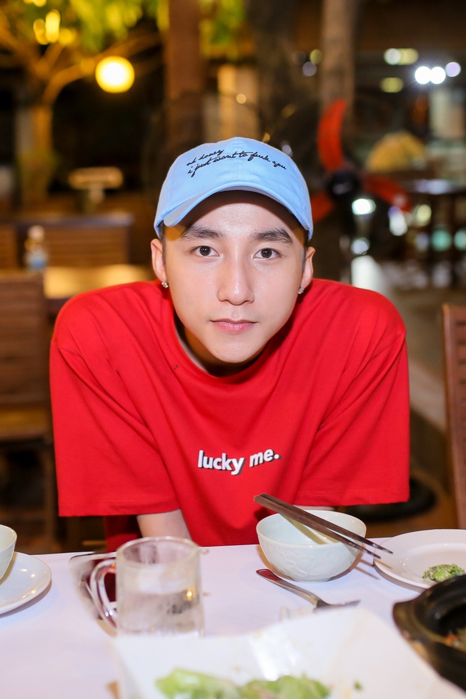 Son Tung M-TP di an khuya anh 2