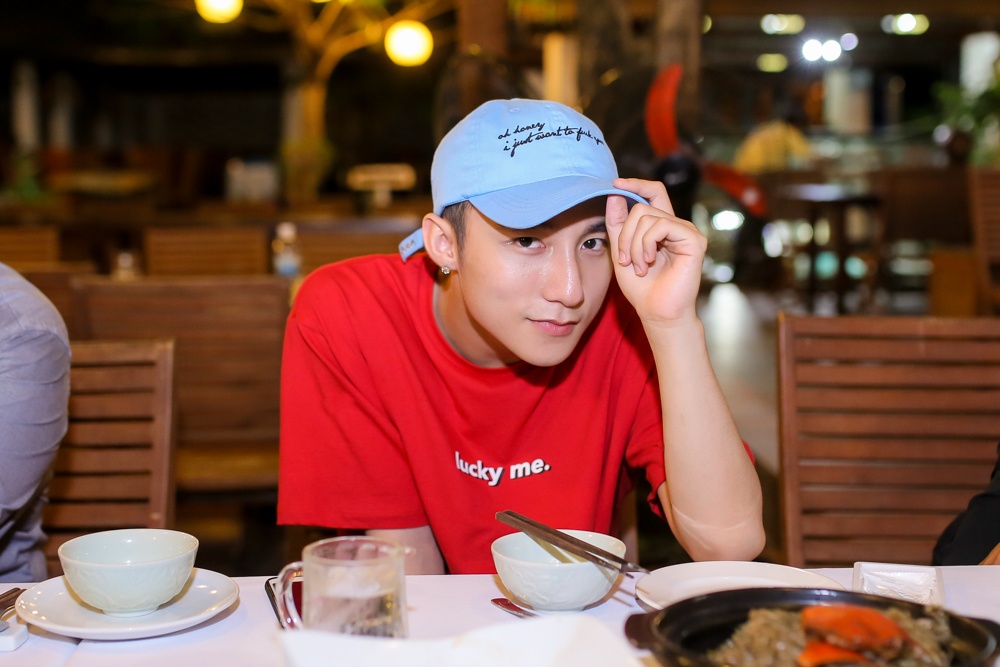 Son Tung M-TP quay tung bung khi di an dem hinh anh