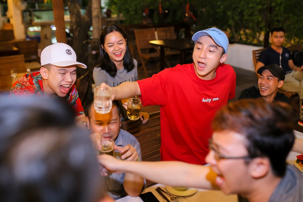 Son Tung M-TP di an khuya anh 4