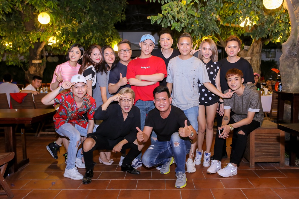 Son Tung M-TP di an khuya anh 7