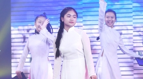 Thien Nhan khac la khi mac ao dai nu sinh hinh anh