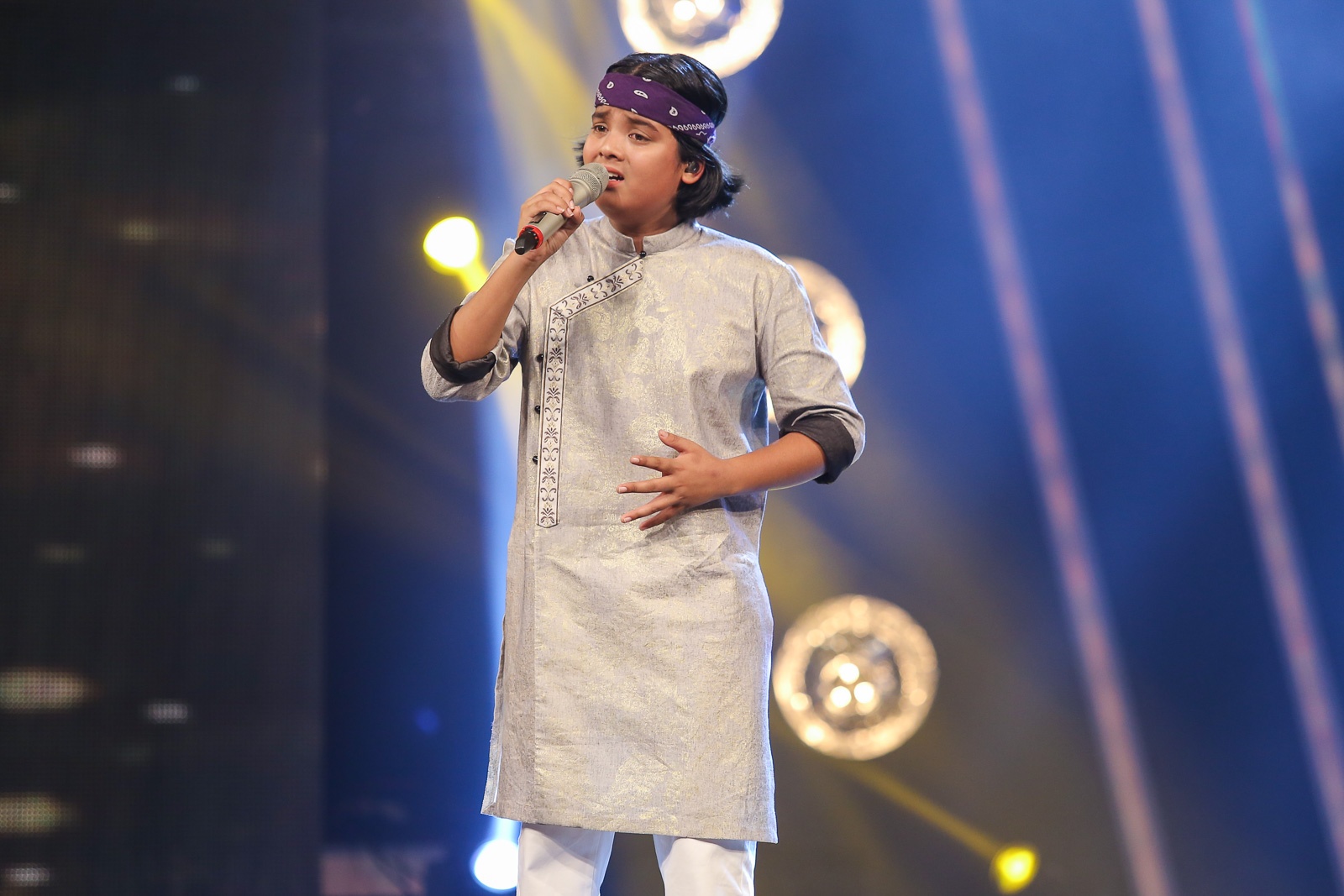 Giam khao bat khoc khi nghe Ho Van Cuong hat anh 4