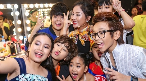 Giam khao Vietnam Idol Kids bi bao vay tai hau truong hinh anh