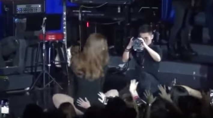 Hồ Ngọc Hà để khán giả sờ vòng 3 ảnh 1 Ho Ngoc Ha de khan gia so vong 3 anh 1