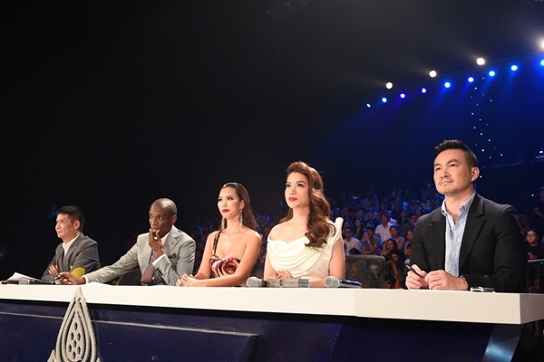 Top 17 trinh dien trang phuc ao dai hinh anh