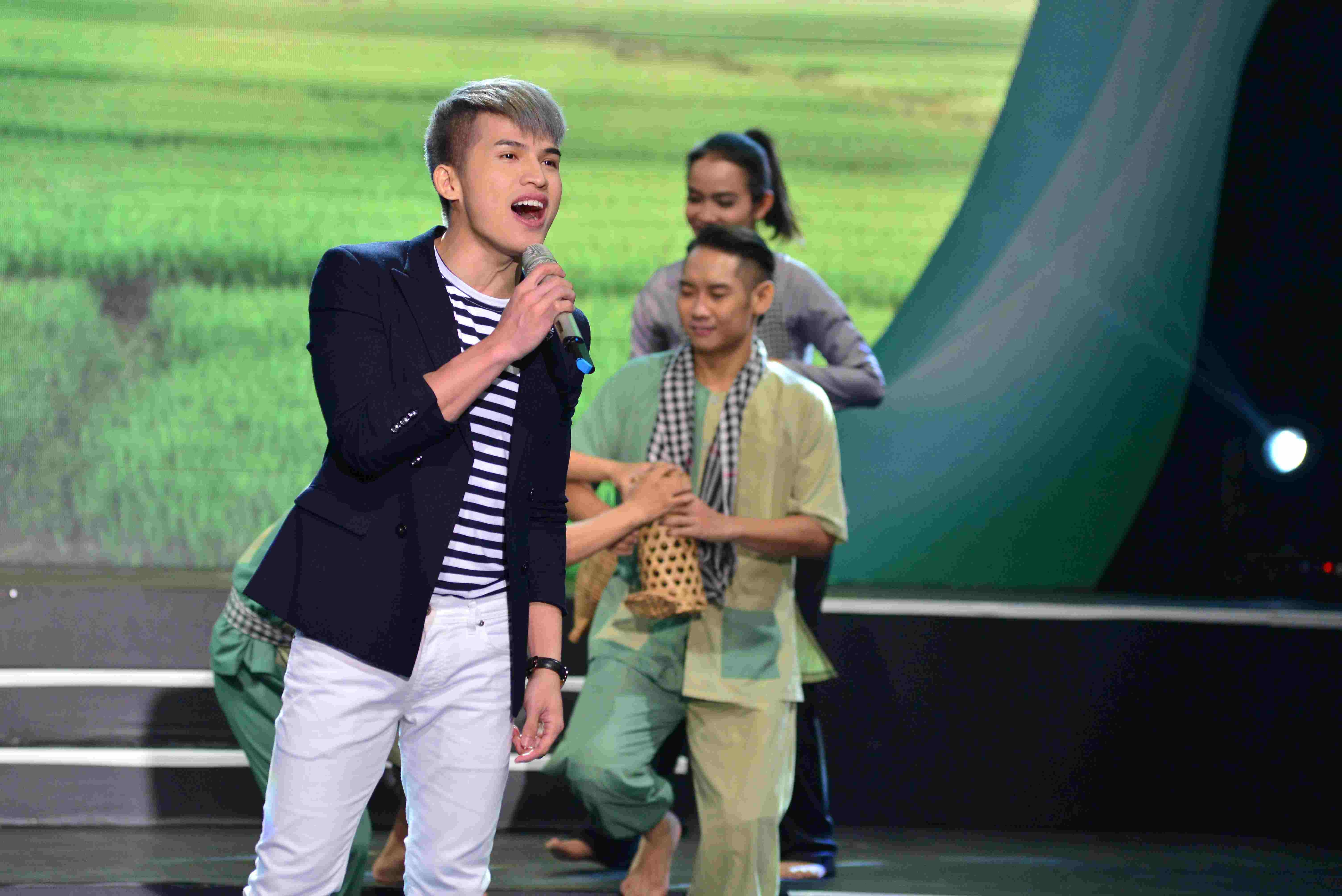 Ngoc Son bat khoc khi hat Tinh cha anh 6