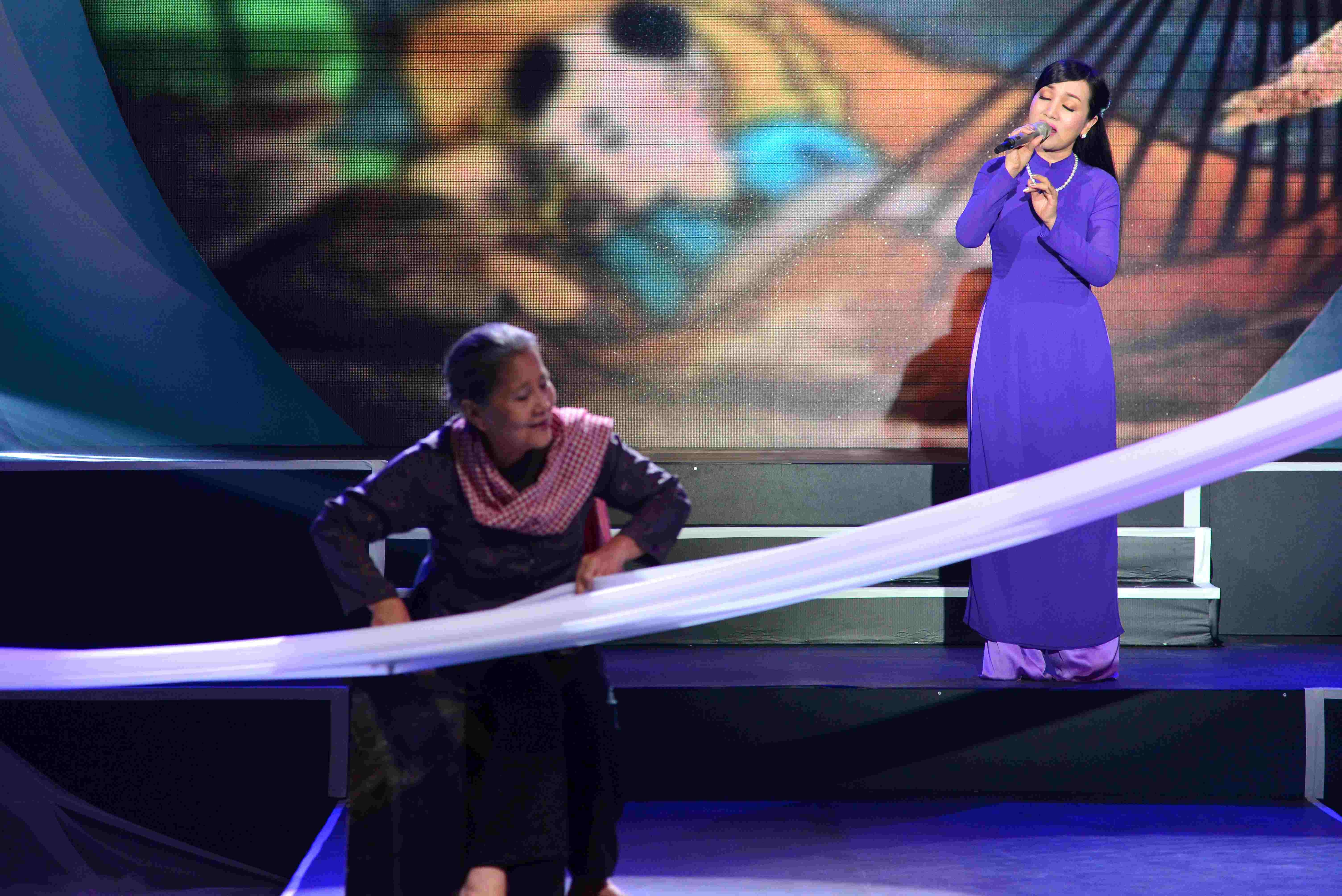 Ngoc Son bat khoc khi hat Tinh cha anh 7