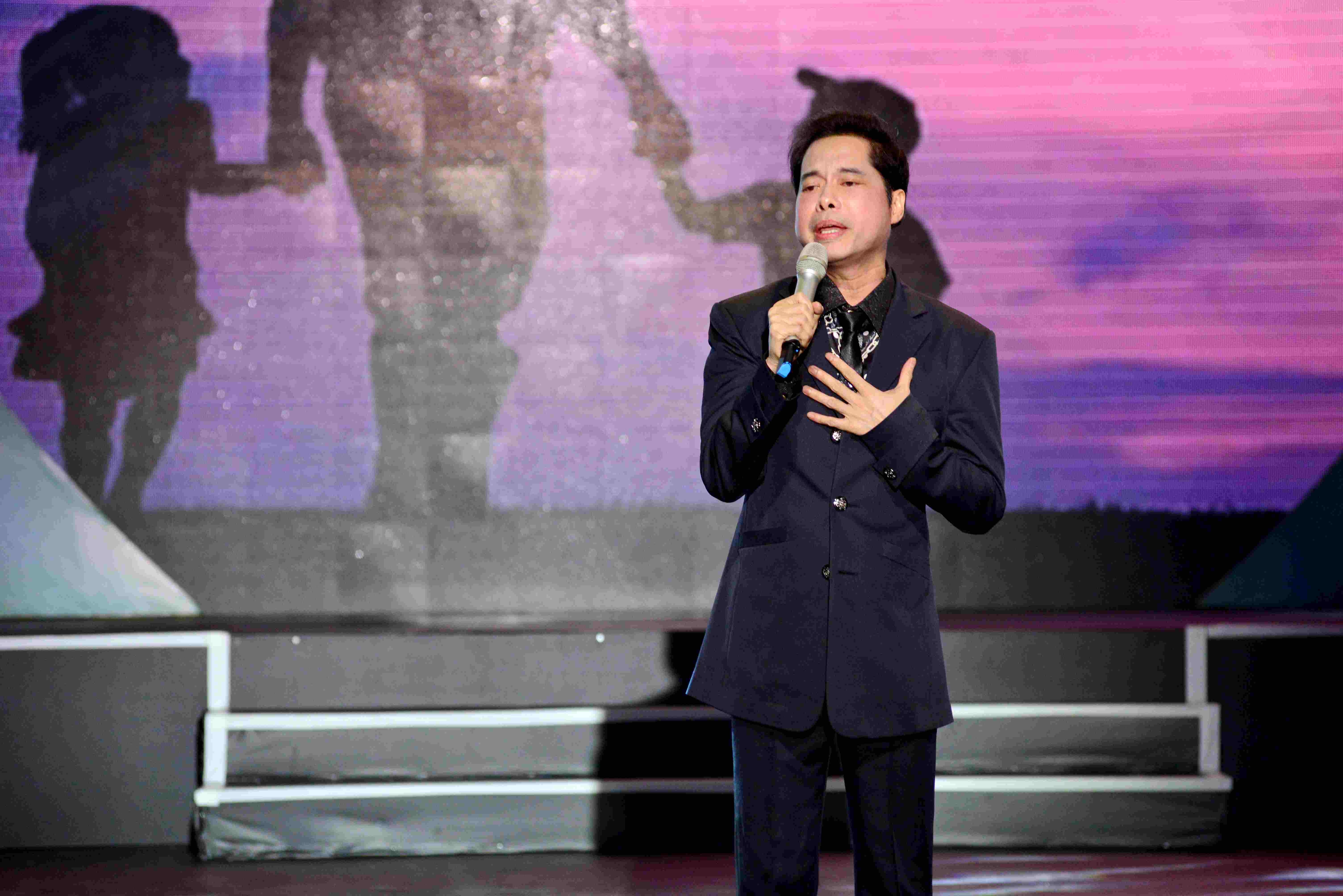 Ngoc Son bat khoc khi hat Tinh cha anh 1