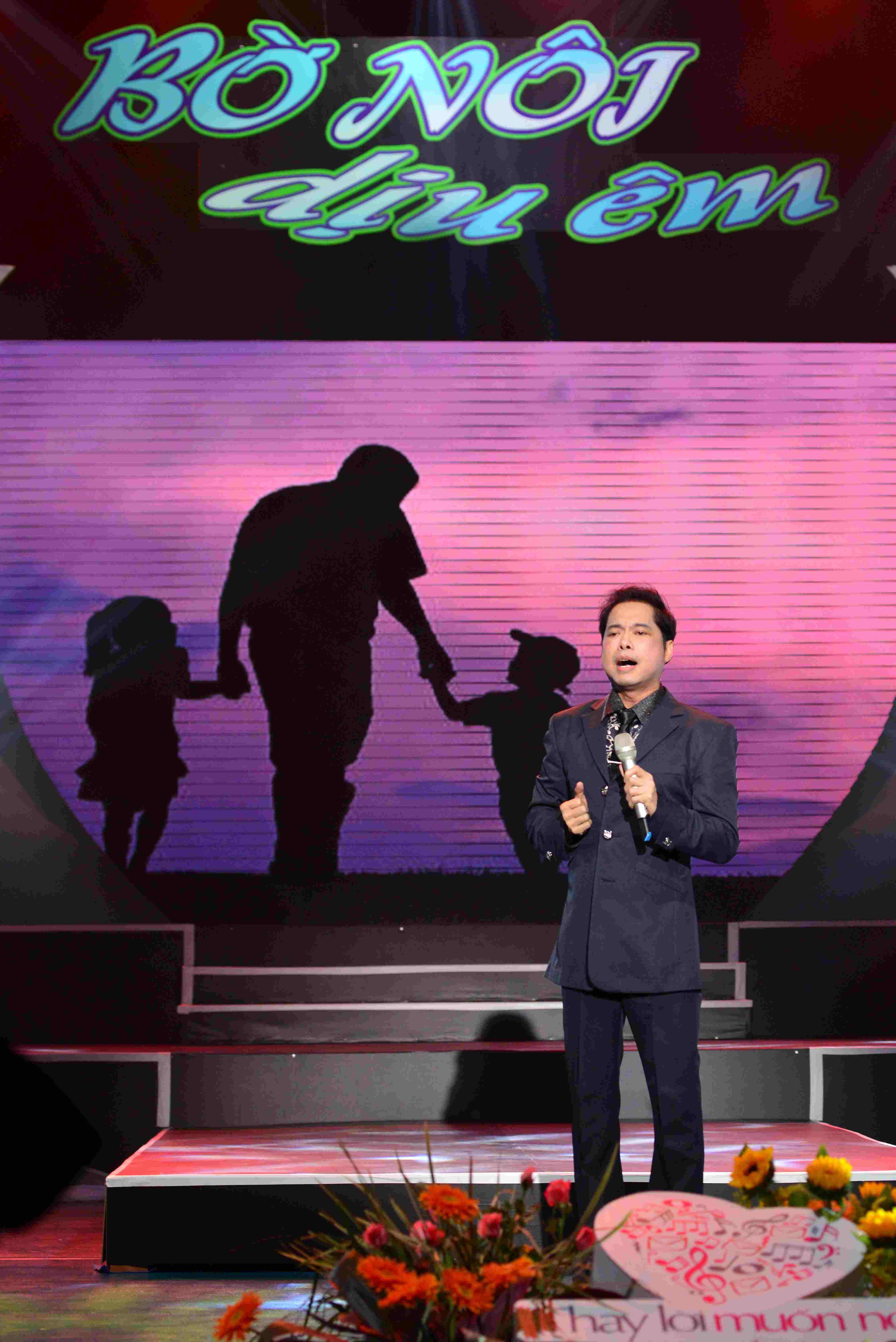 Ngoc Son bat khoc khi hat Tinh cha anh 2