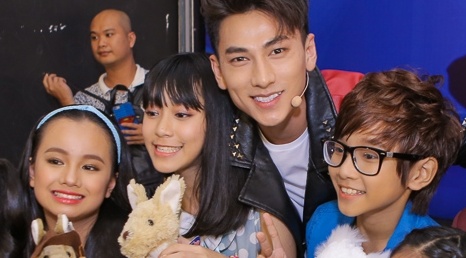 Isaac tranh thu 'lay long' thi sinh Vietnam Idol Kids hinh anh