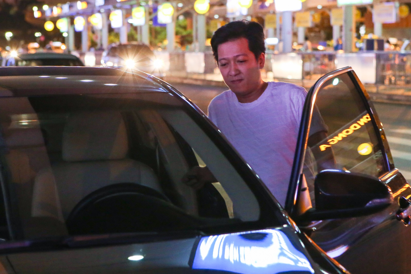 Truong Giang va Nha Phuong o san bay anh 1