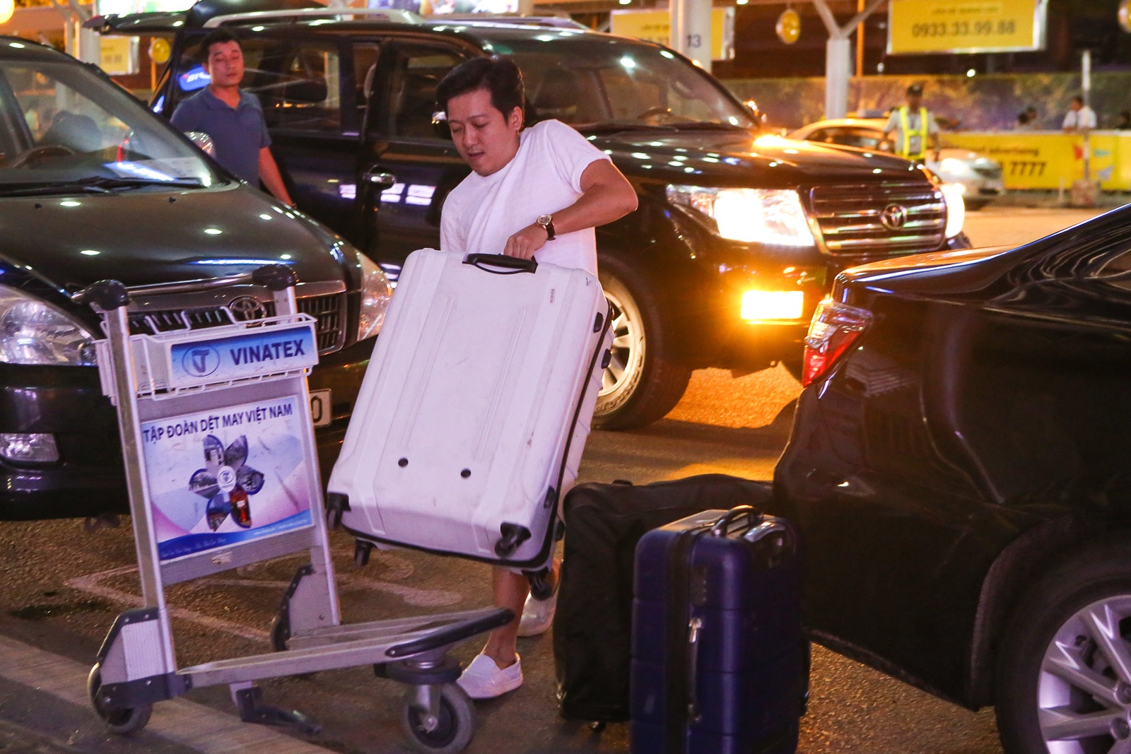 Truong Giang va Nha Phuong o san bay anh 2