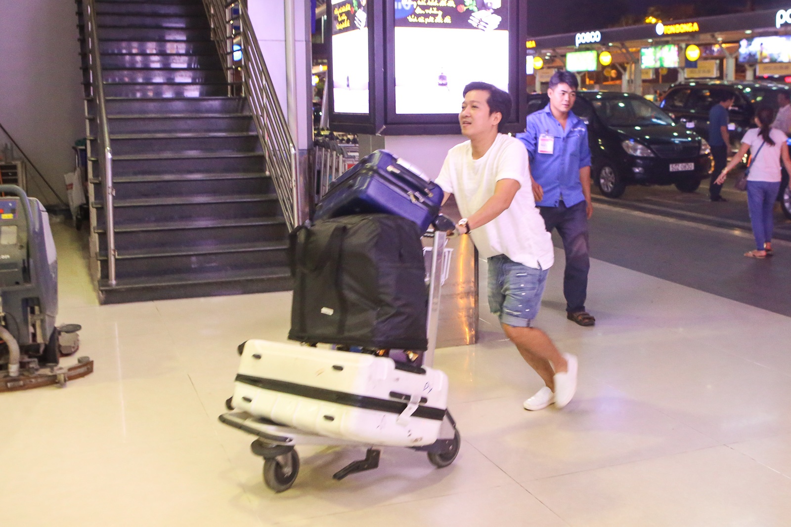 Truong Giang va Nha Phuong o san bay anh 3