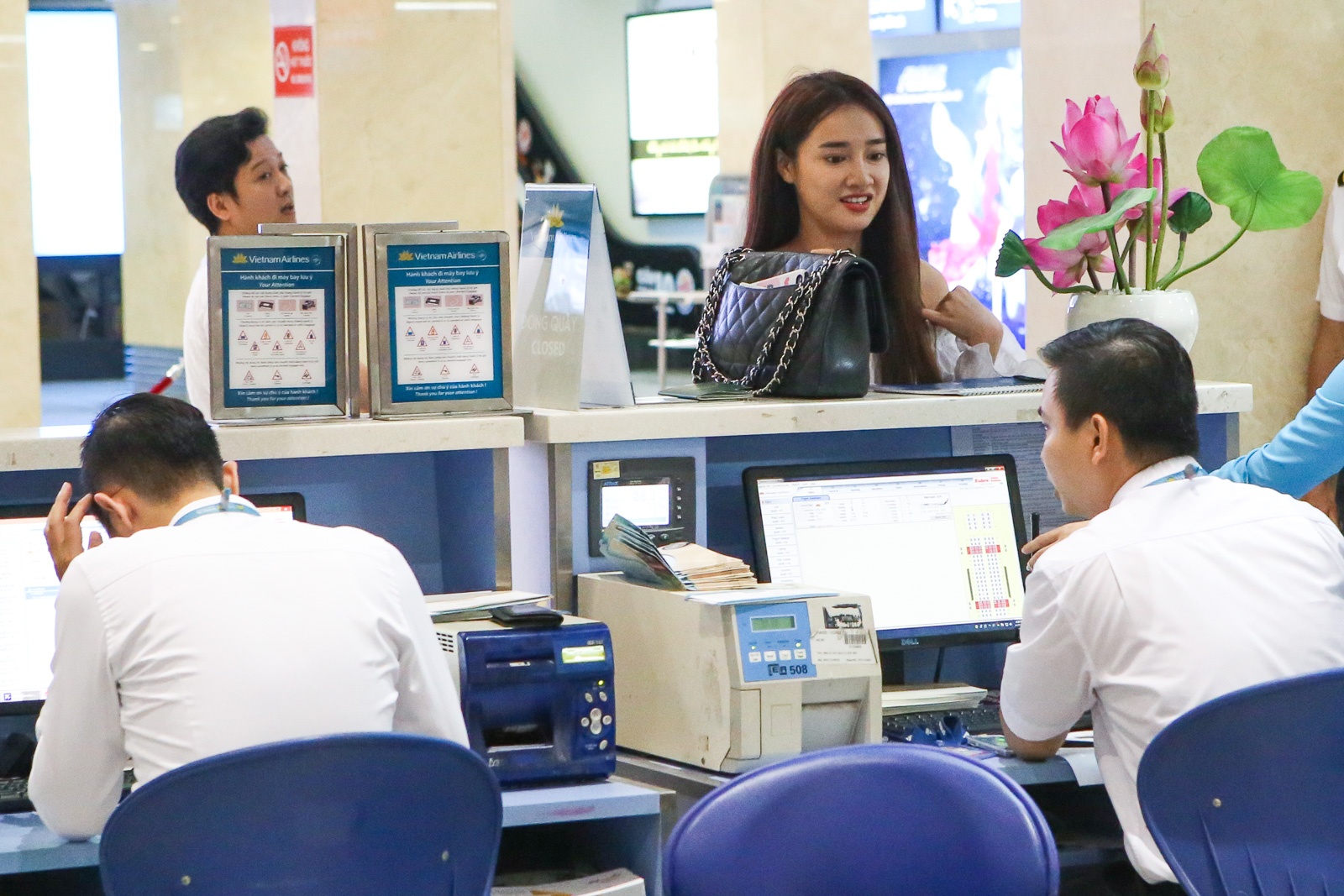 Truong Giang va Nha Phuong o san bay anh 6