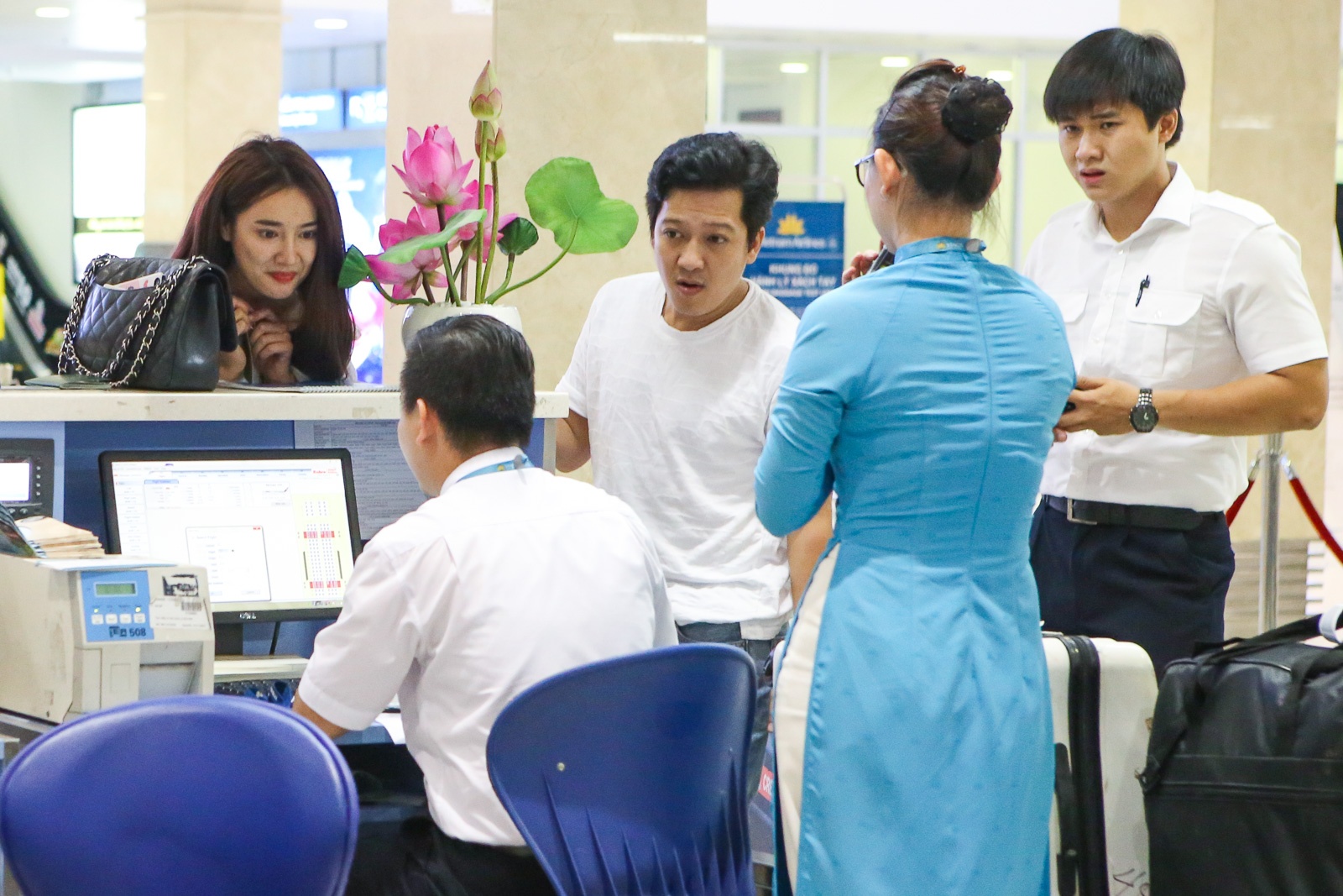 Truong Giang va Nha Phuong o san bay anh 7