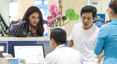 Truong Giang - Nha Phuong chay hoi ha o san bay vi tre gio hinh anh