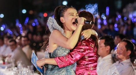 Thu Minh xuc dong khi hat ve bien hinh anh