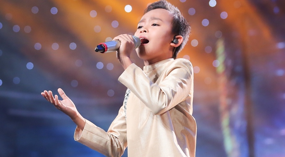 Ho Van Cuong khien giam khao rung roi khi hat cai luong hinh anh