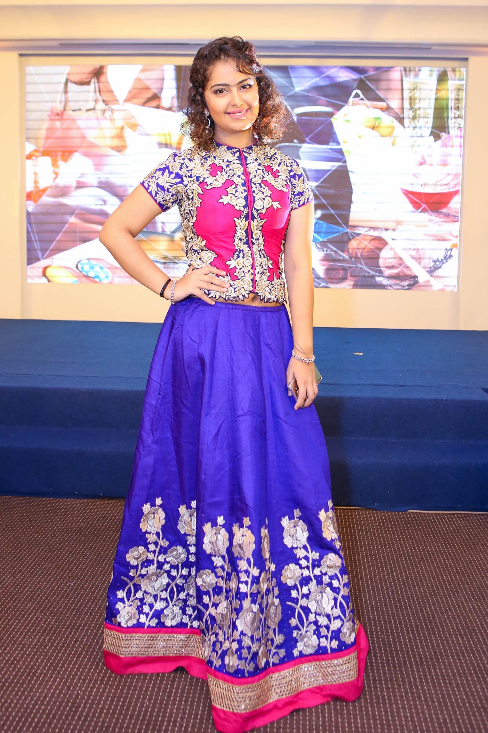 Co dau 8 tuoi den Viet Nam anh 1