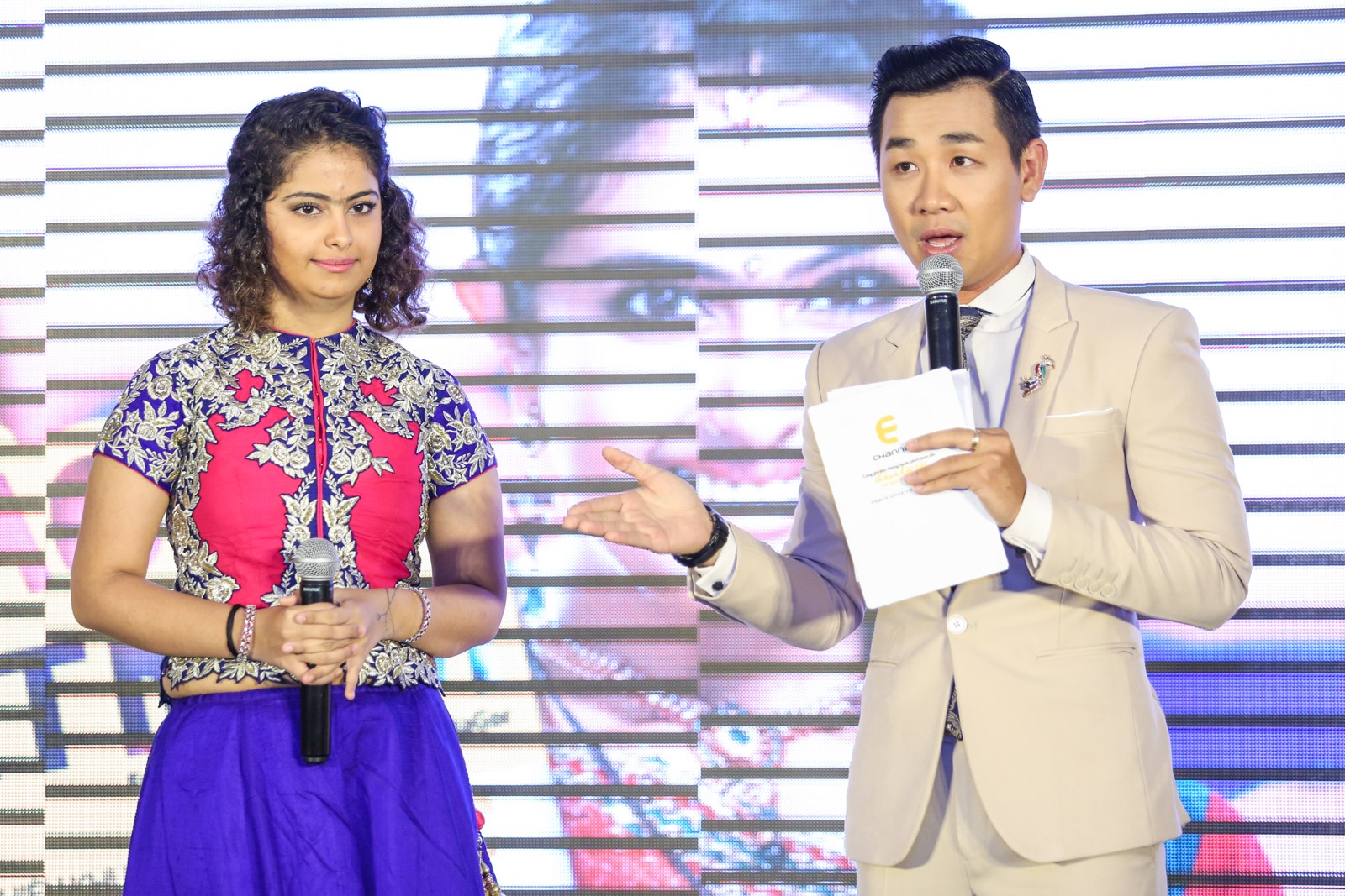 Co dau 8 tuoi den Viet Nam anh 4