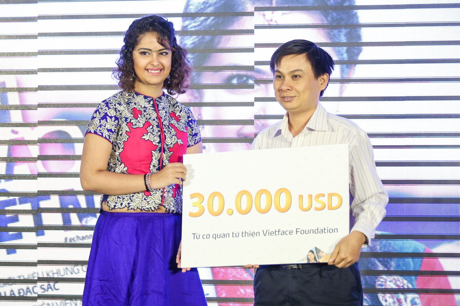 Co dau 8 tuoi den Viet Nam anh 5