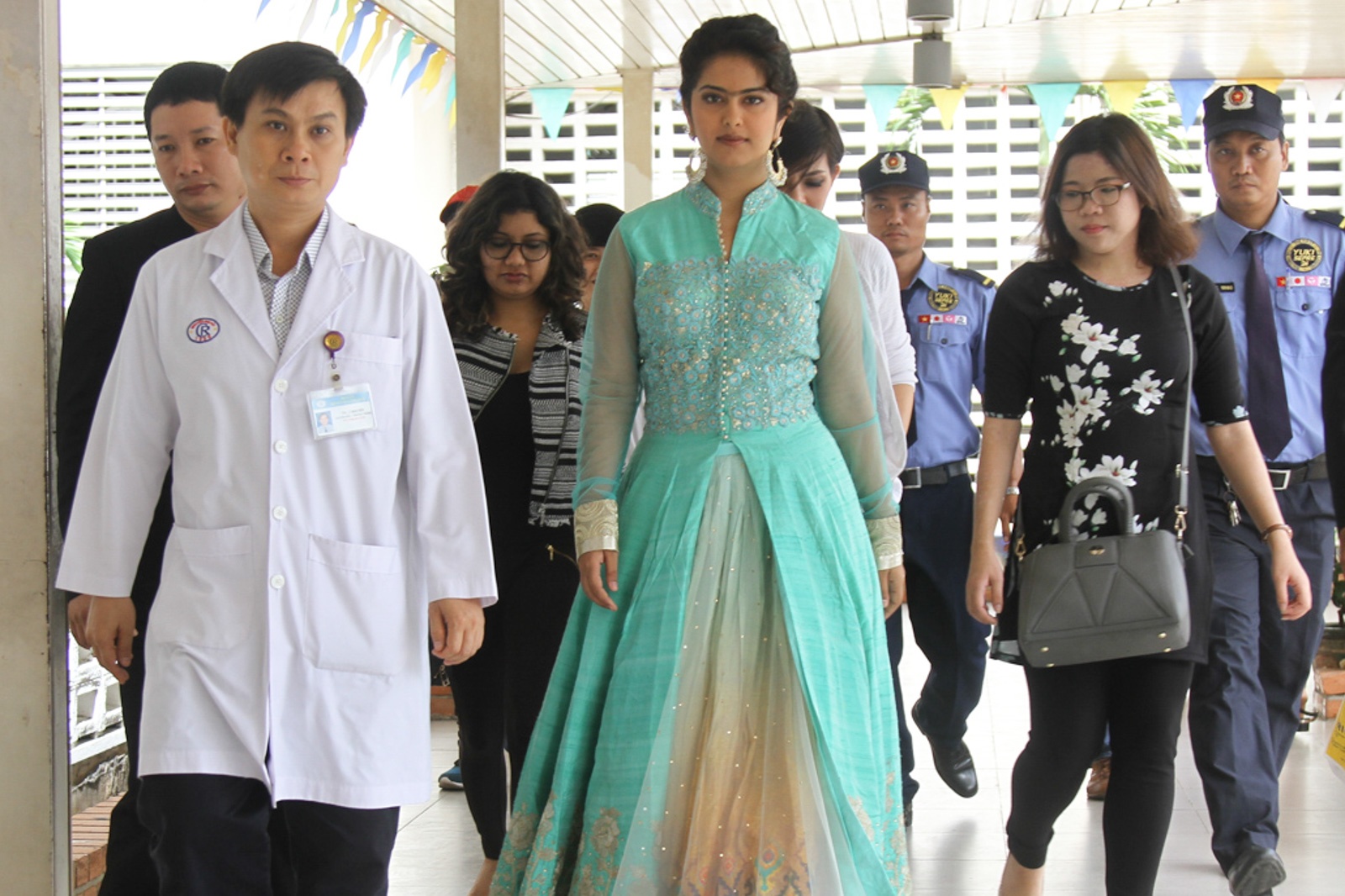 Co dau 8 tuoi di tham benh vien Cho Ray anh 1