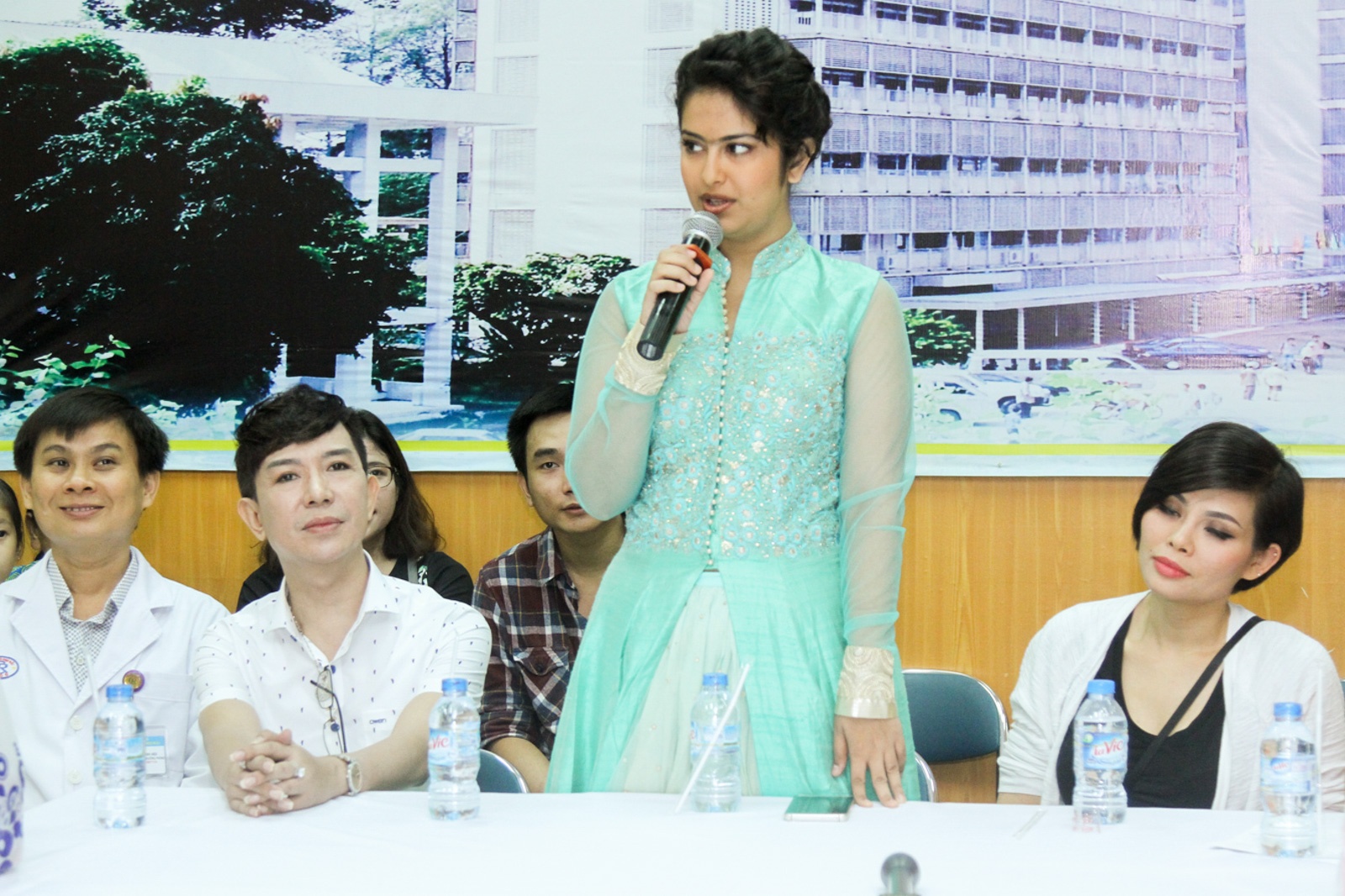 Co dau 8 tuoi di tham benh vien Cho Ray anh 4