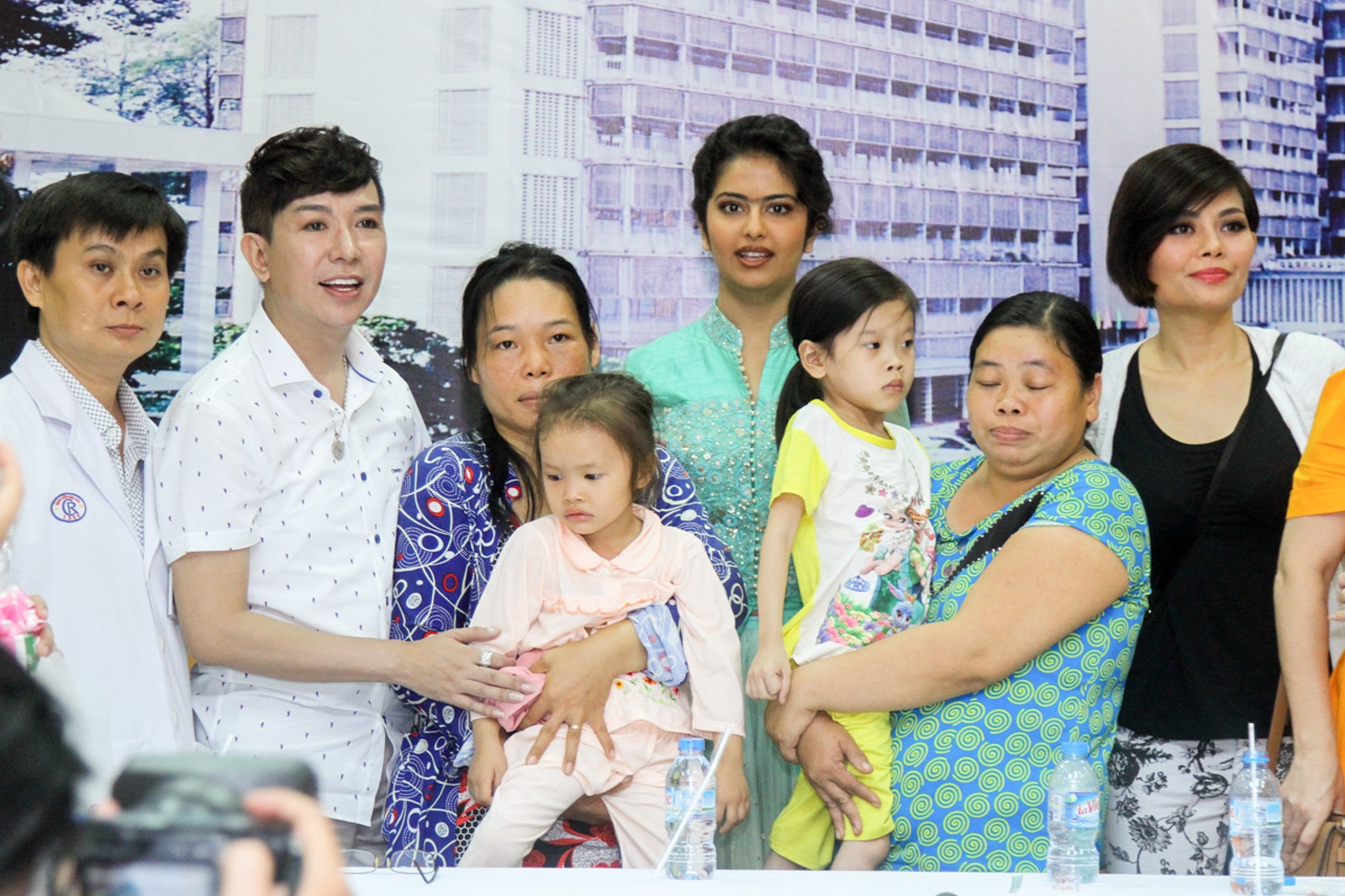 Co dau 8 tuoi di tham benh vien Cho Ray anh 5