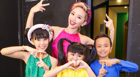 Giam khao treu dua thi sinh o hau truong Vietnam Idol Kids hinh anh