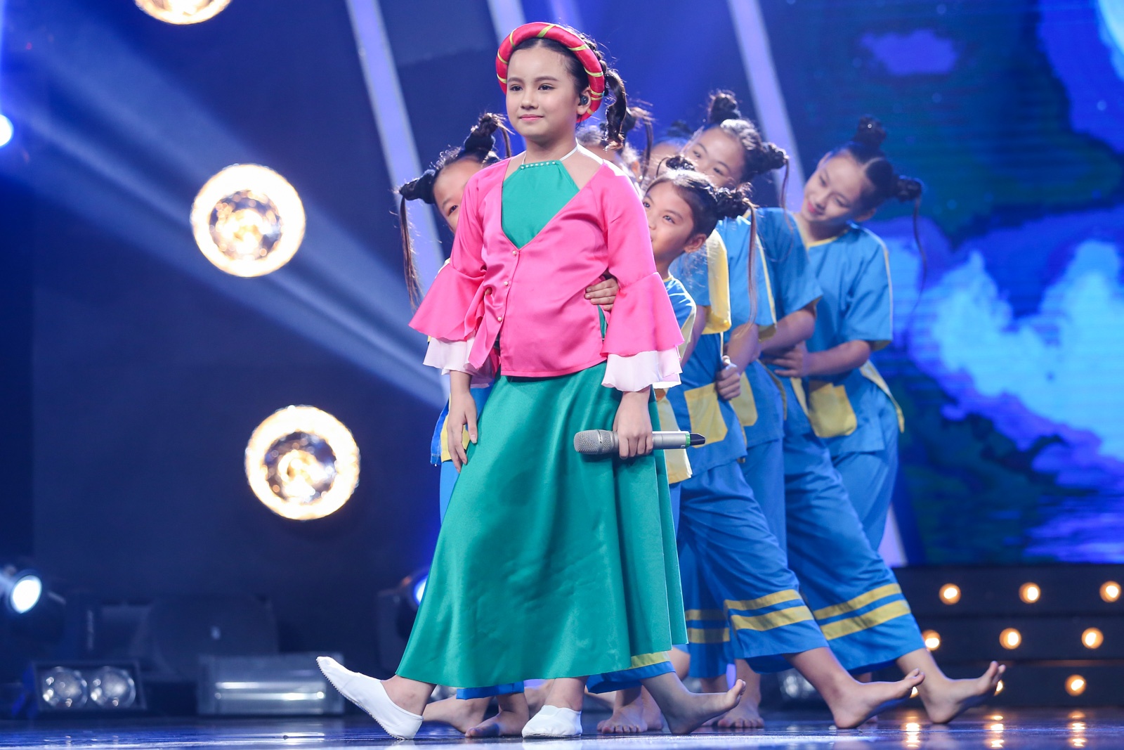 Toc Tien mau thuan voi Van Mai Huong anh 1