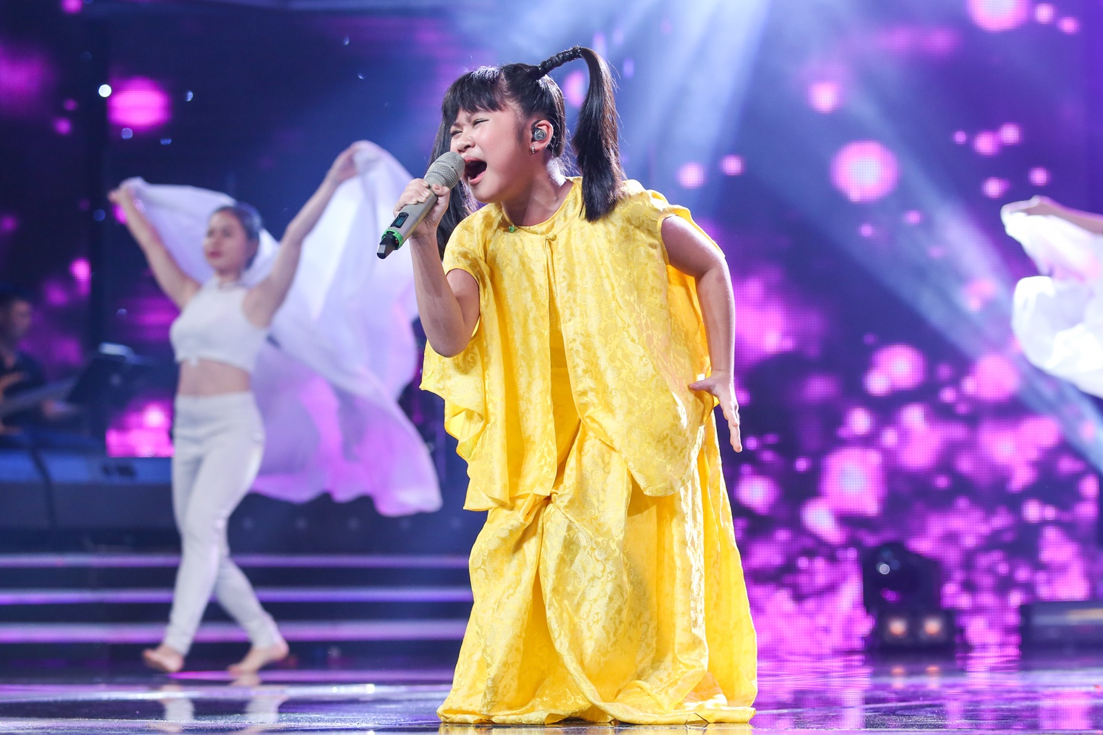 Toc Tien mau thuan voi Van Mai Huong anh 9