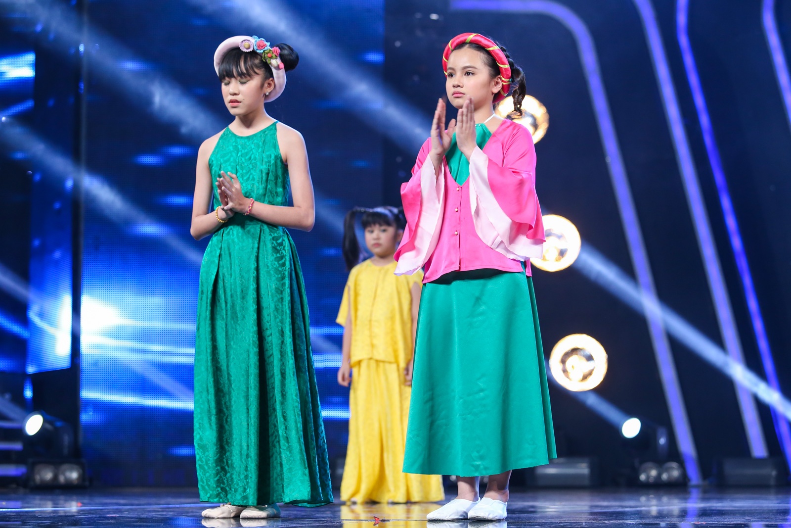 Toc Tien mau thuan voi Van Mai Huong anh 3