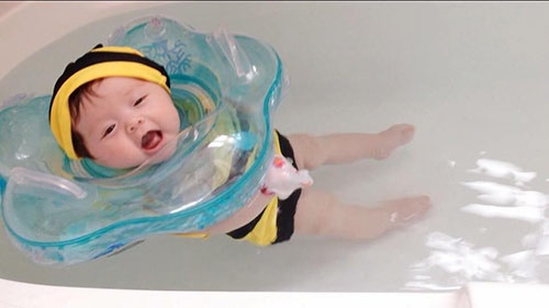 Elly đăng ảnh Cadie Mộc Trà học bơi ảnh 2 Elly dang anh Cadie Moc Tra hoc boi anh 2