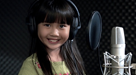 Co be lap ky luc YouTube tung khai man tuoi de hoc hat hinh anh