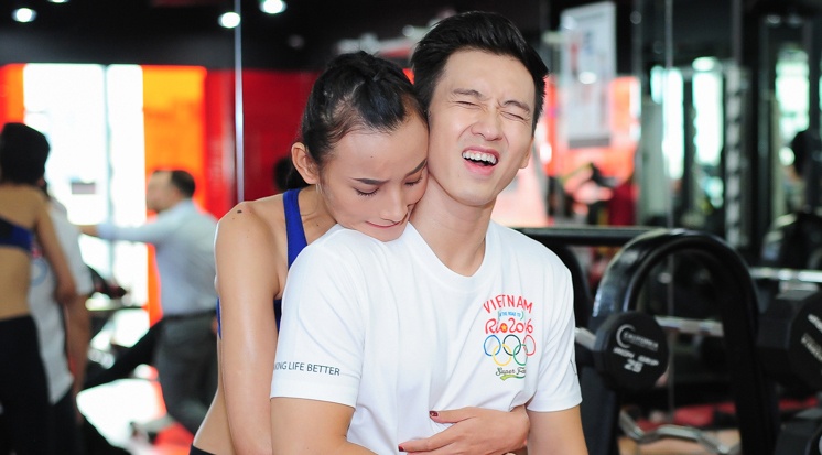 Le Thuy cung chong luyen tap suc khoe hinh anh