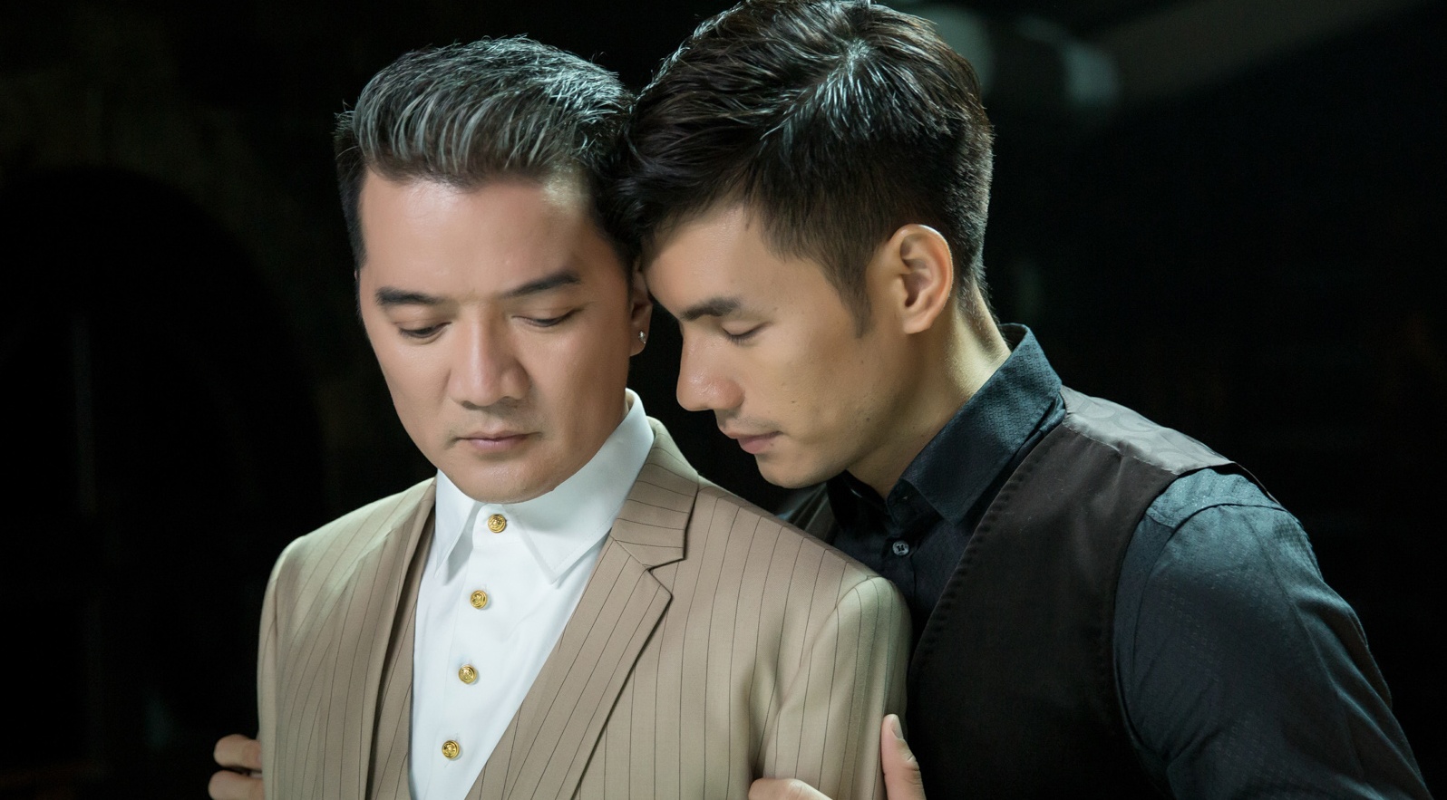 Dam Vinh Hung quy khoc duoi chan Nhan Phuc Vinh trong MV hinh anh