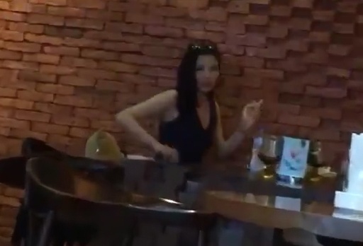 Hoa hau Ky Duyen xin loi sau khi bi tung clip hut thuoc la hinh anh