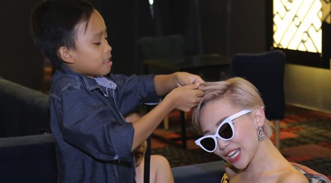 Ho Van Cuong kheo leo tet toc cho Toc Tien hinh anh