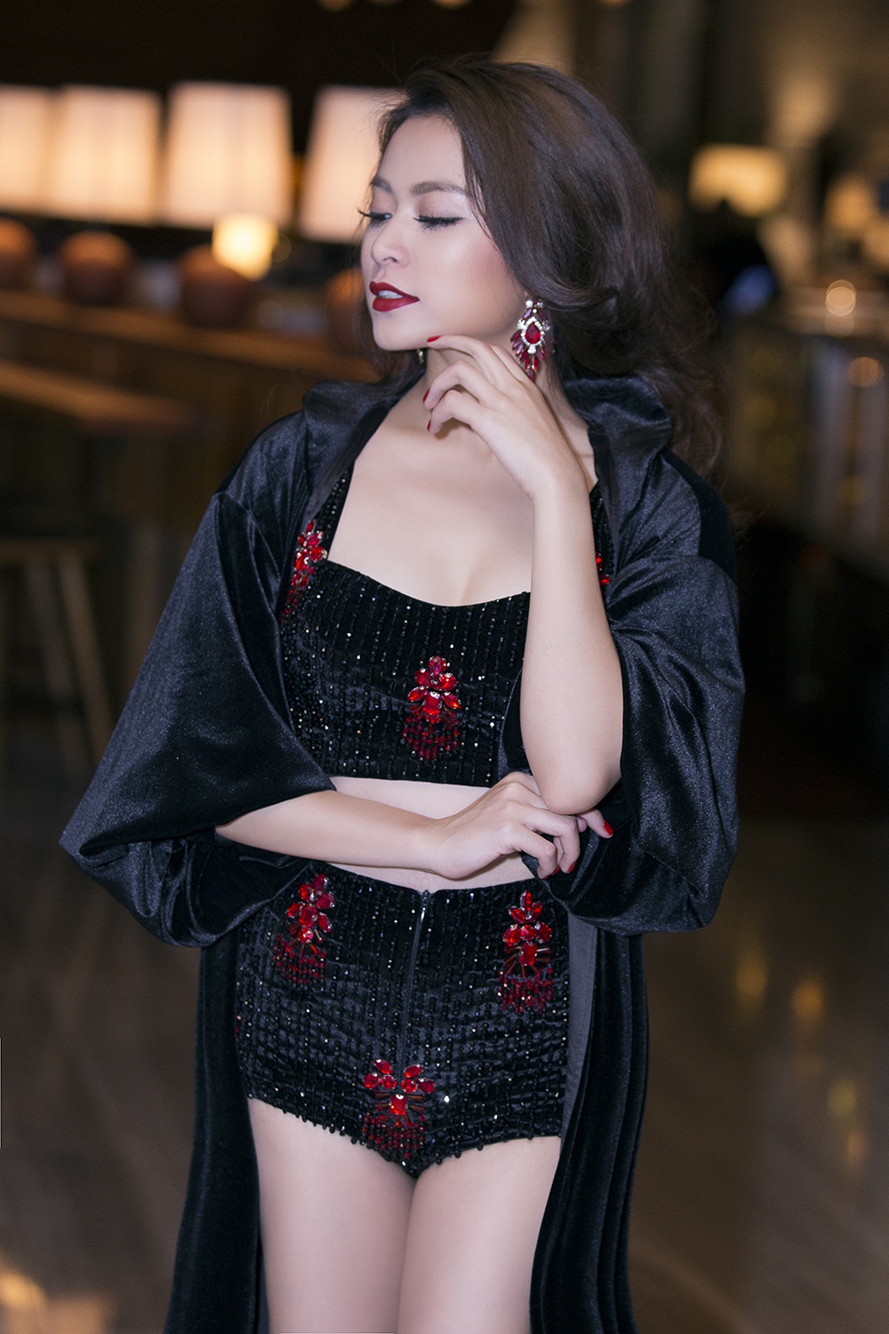 Hoang Thuy Linh tu lai xe di dien anh 3