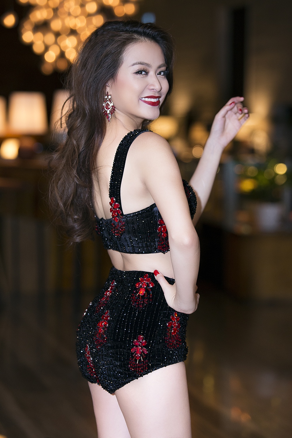 Hoang Thuy Linh tu lai xe di dien anh 4