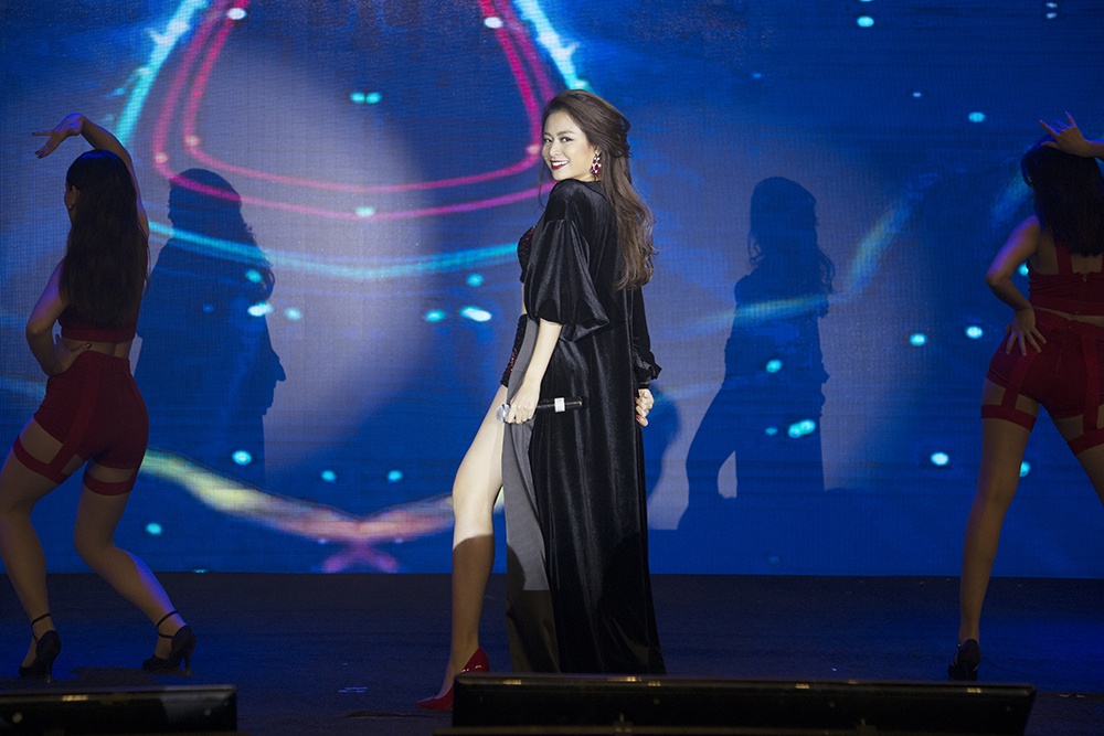 Hoang Thuy Linh tu lai xe di dien anh 5