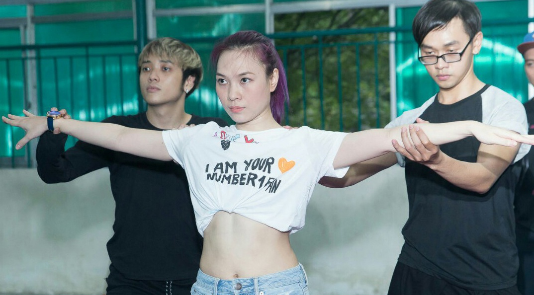 My Tam ven ao cao, khoe eo tren san tap hinh anh