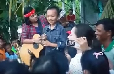 Ho Van Cuong duoc nguoi dan Tien Giang chao don khi ve que hinh anh