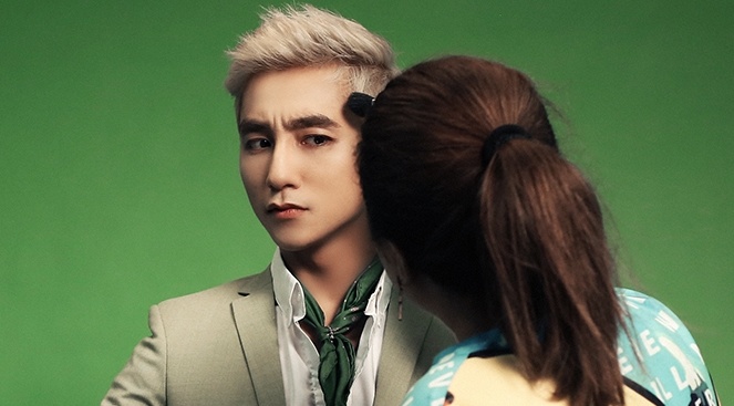 Son Tung M-TP tinh nghich o hau truong chup anh hinh anh