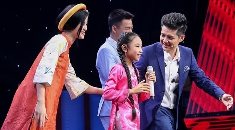 Dong Nhi, Noo Phuoc Thinh lien tuc 'chat chem' tren ghe nong hinh anh